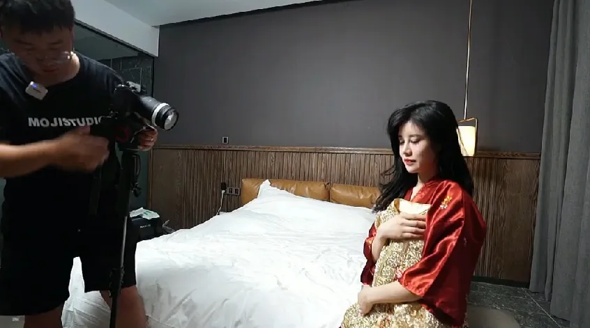 女家摆拍技巧高级篇：35种新娘家晨袍、秀禾、轻纱摆拍及伴娘互动技巧