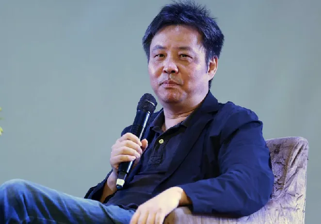 余华新作《卢克明的偷偷一笑》