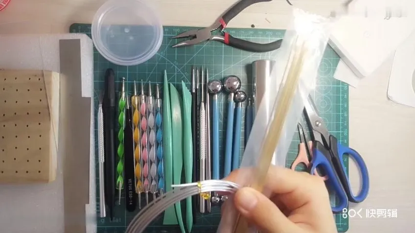 超轻黏土从入门到精通:手办萌食场景浮雕全教程