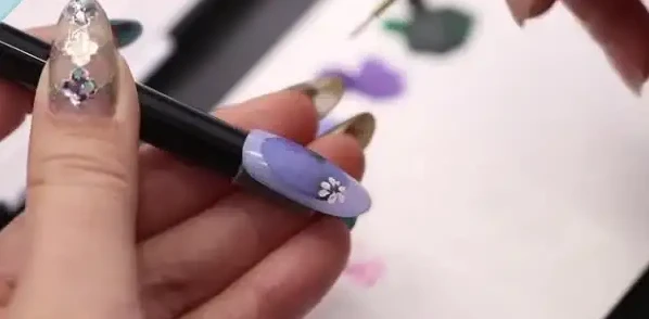 国际美甲艺术全攻略:外语版教程