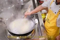 王刚厨师长美食教程：涵盖家常菜与川味经典的烹饪秘籍