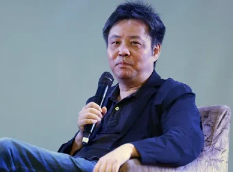 余华新作《卢克明的偷偷一笑》