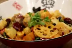 麻辣香锅制作全攻略：从香料调配到炒制一步到位