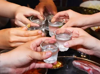 酒桌交际实战指南：《酒饮真经》助你从容应对各类酒局